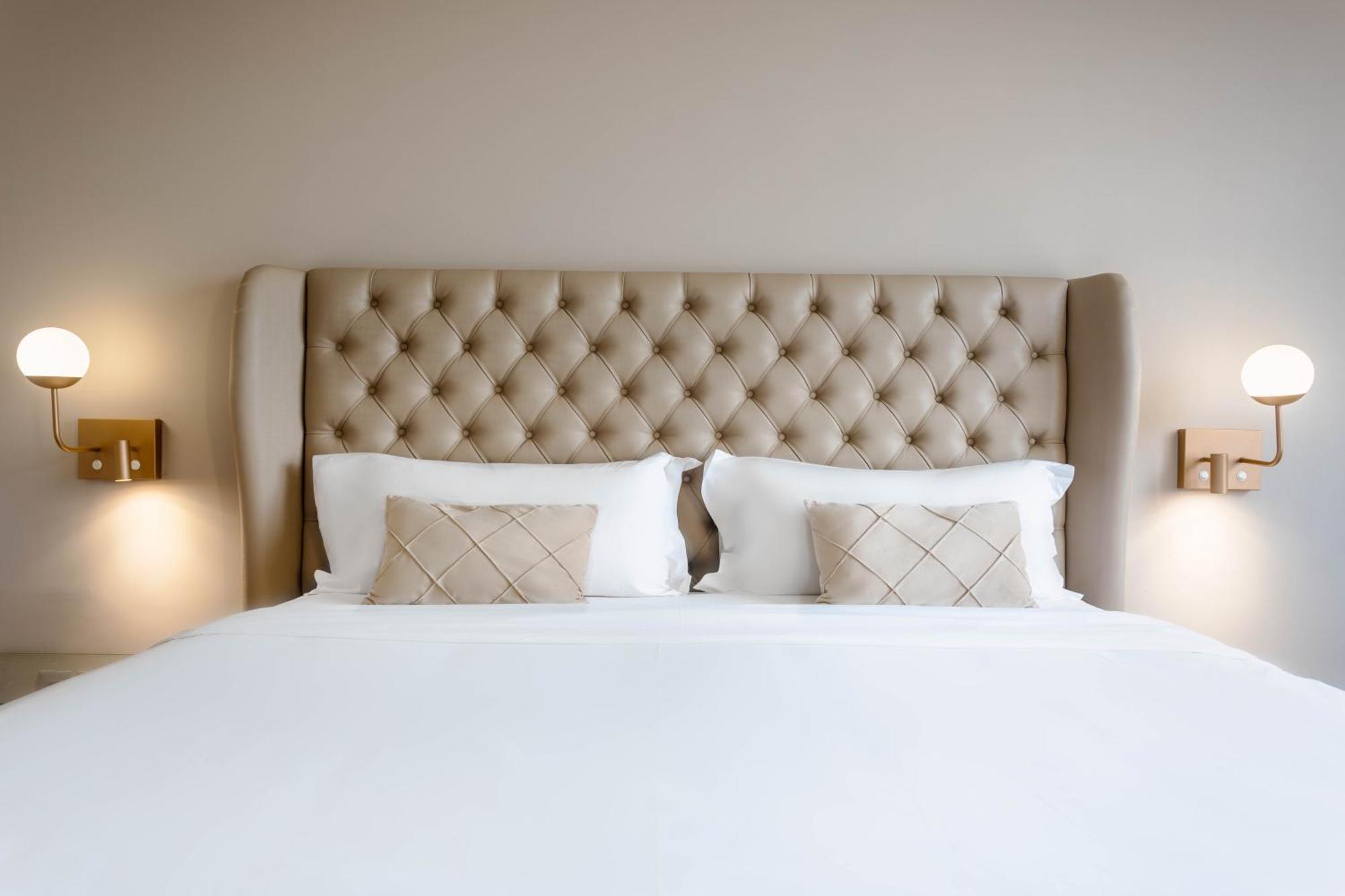 Ouro Minas Hotel Belo Horizonte, Dolce By Wyndham ภายนอก รูปภาพ A bed with a tufted headboard