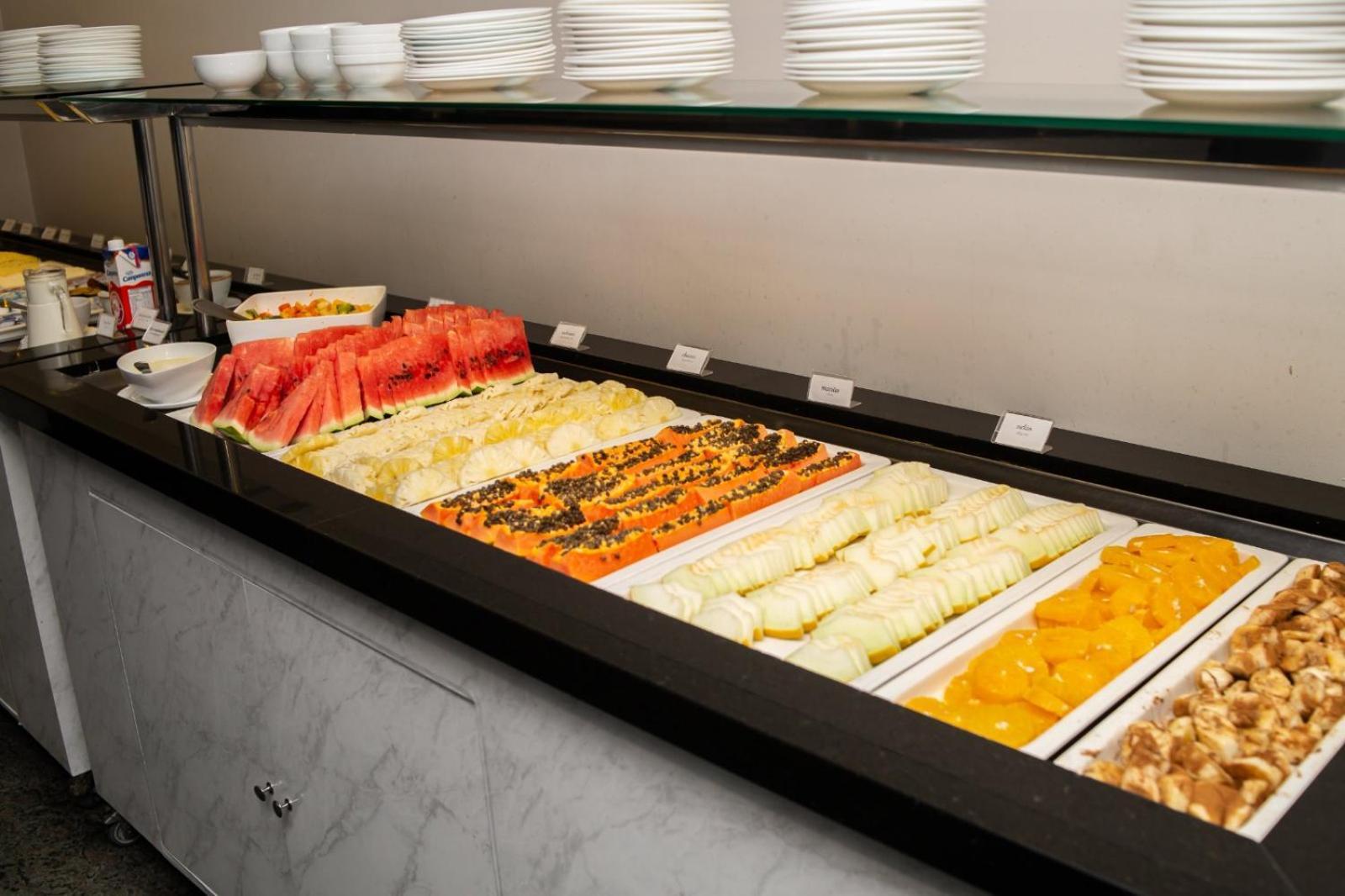 Ouro Minas Hotel Belo Horizonte, Dolce By Wyndham ภายนอก รูปภาพ A fruit salad buffet